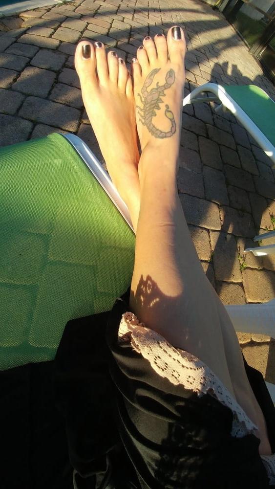 25P Brianna Beach Feet