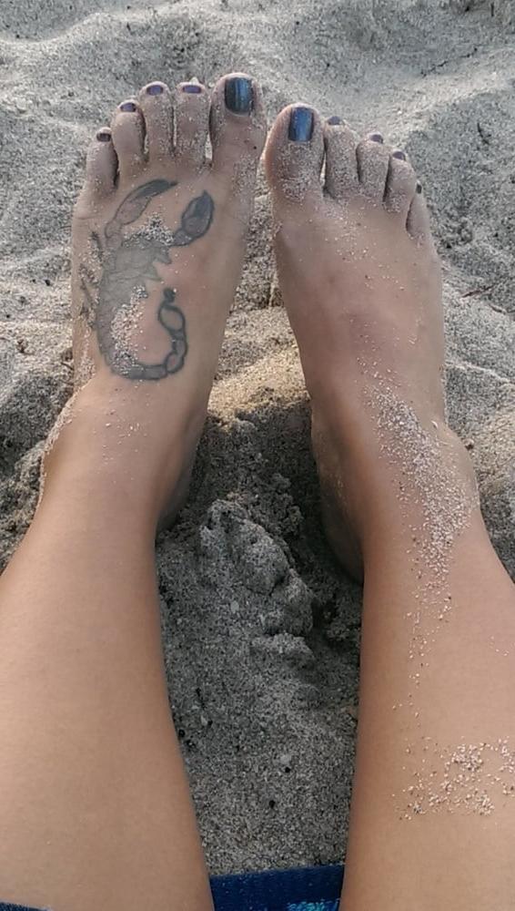 25P Brianna Beach Feet