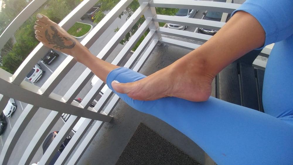 25P Brianna Beach Feet