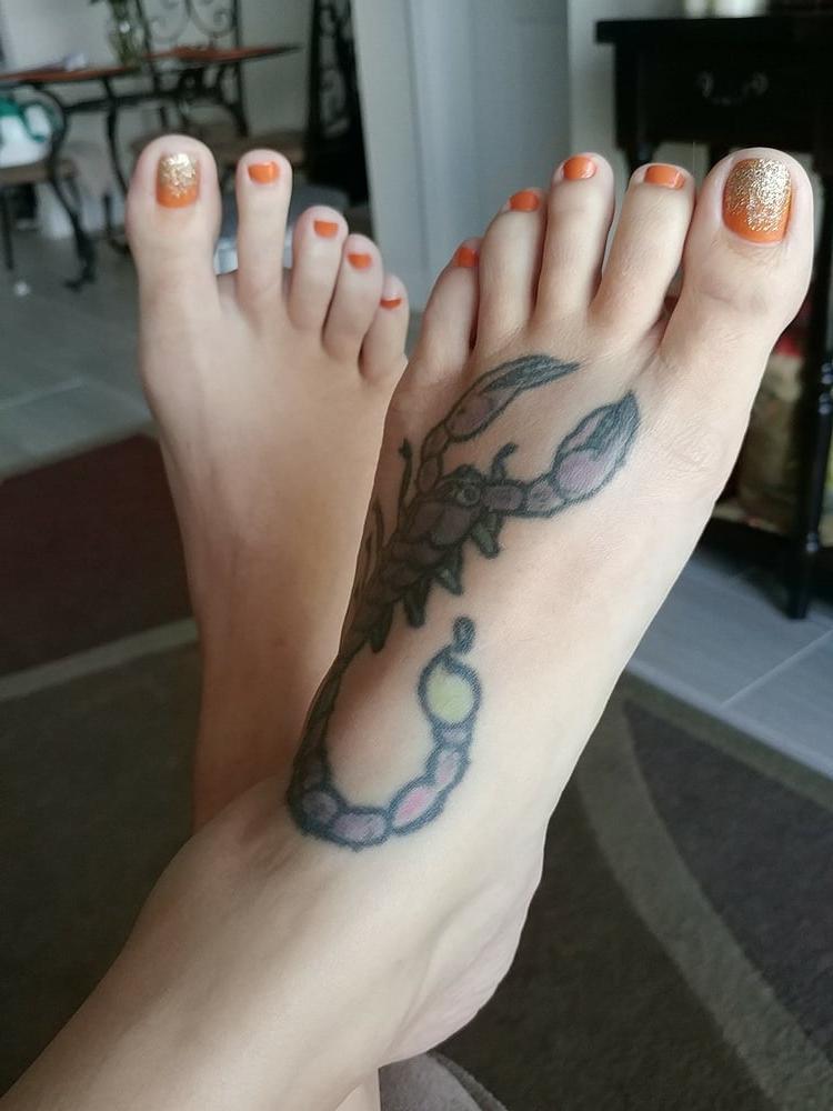25P Brianna Beach Feet