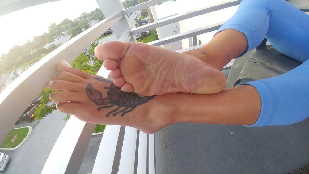25P Brianna Beach Feet