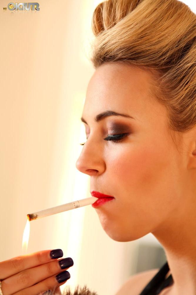 20P Red Lips 8 - Smoke