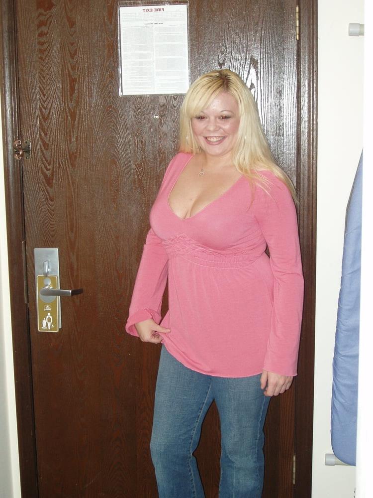 25P Photoshoot Chubby Blonde