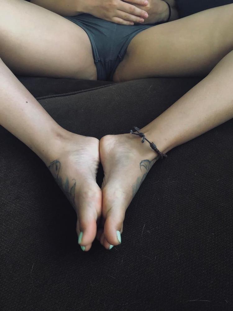 21P Amateur feet 2