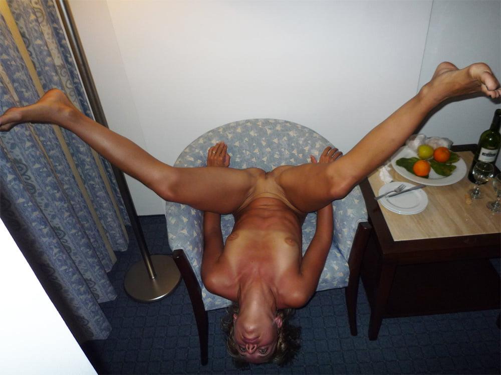 25P Naked bitch posing in front of a client