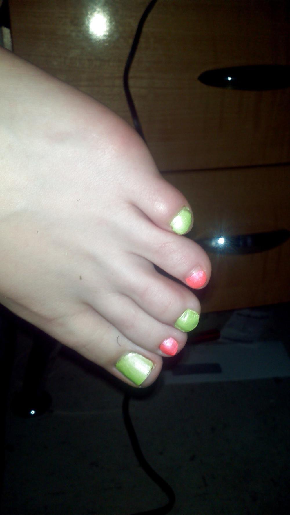 19P More sexy toes and soles