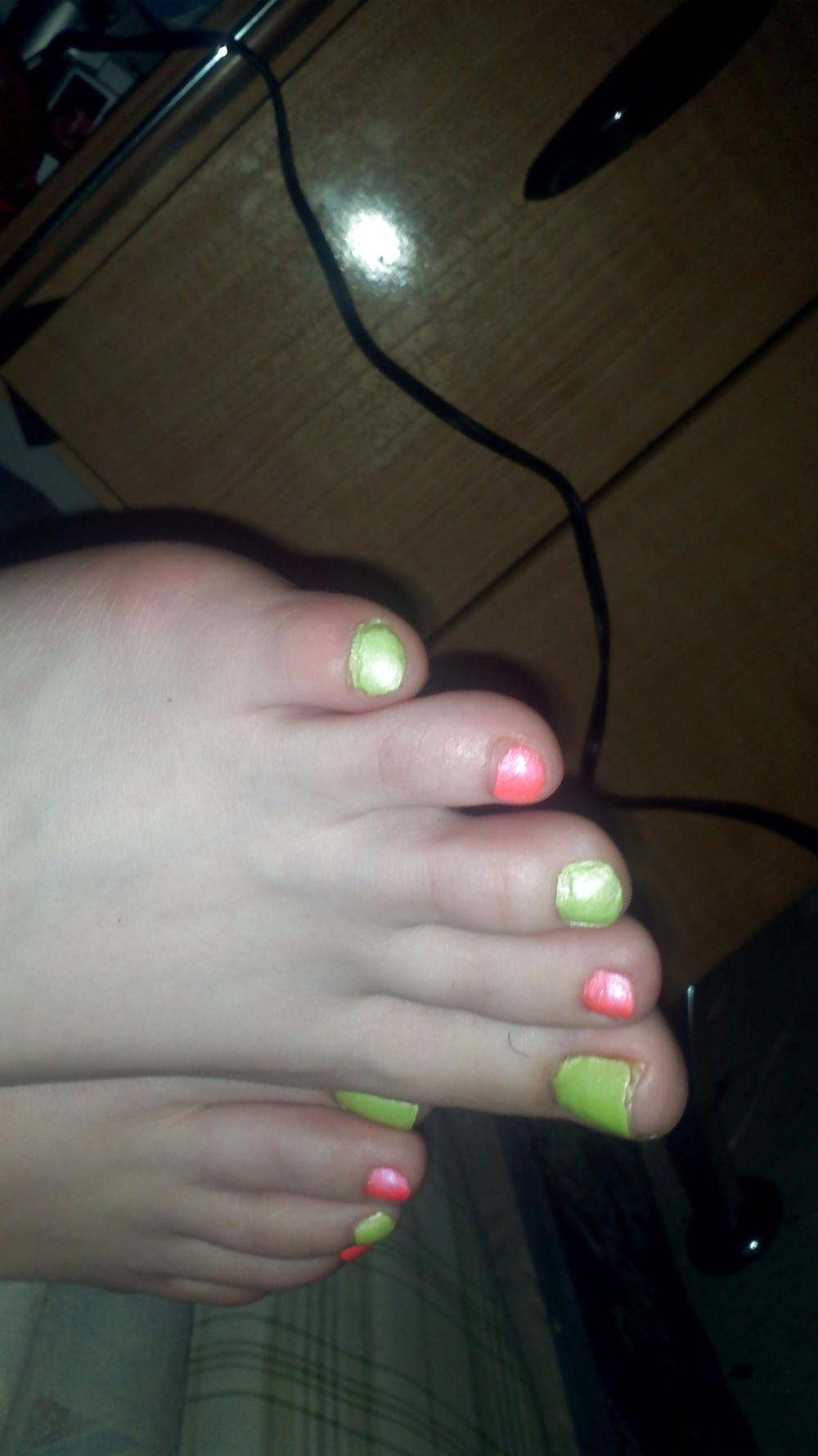19P More sexy toes and soles