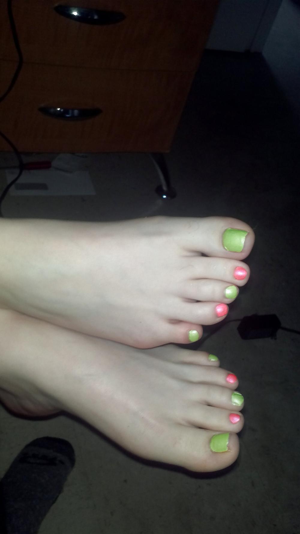 19P More sexy toes and soles