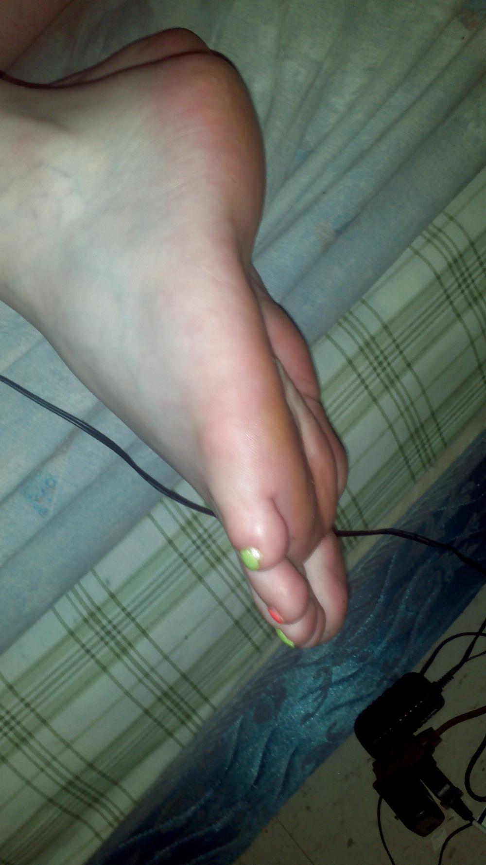 19P More sexy toes and soles
