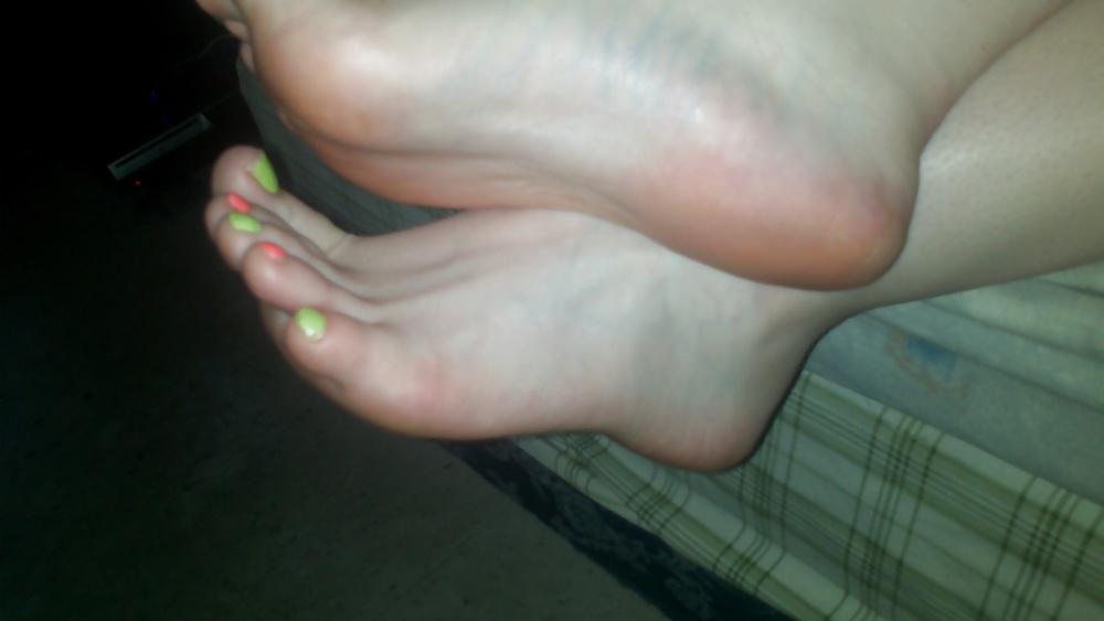 19P More sexy toes and soles