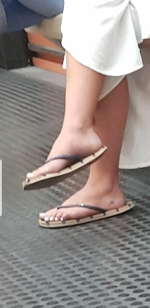 25P Candid caption feet