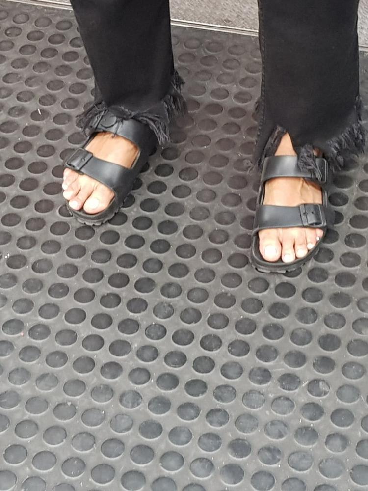 25P Candid caption feet