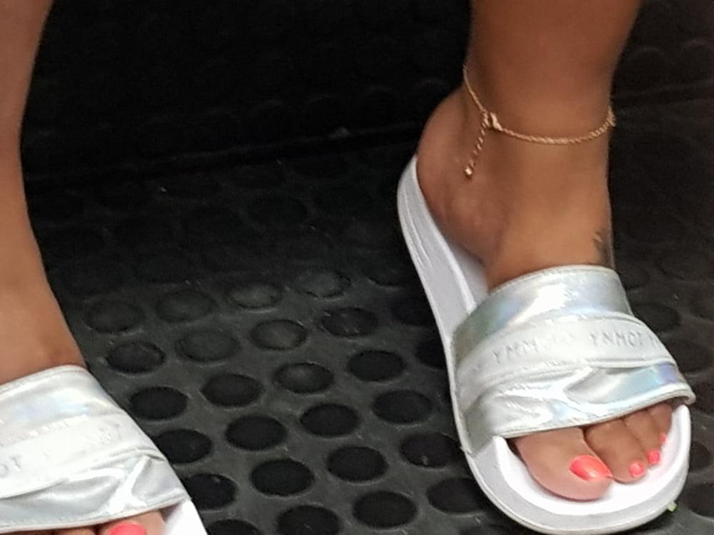25P Candid caption feet