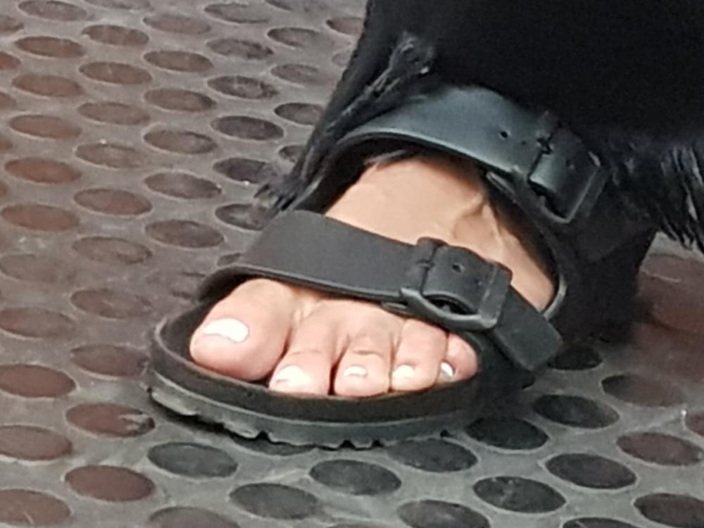 25P Candid caption feet