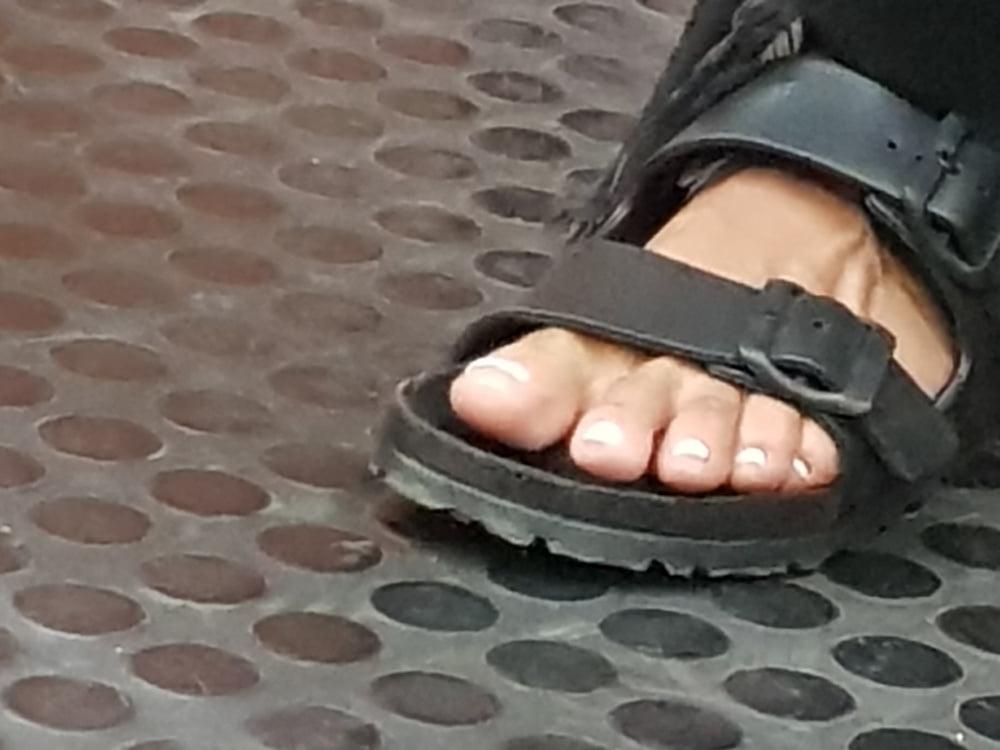 25P Candid caption feet
