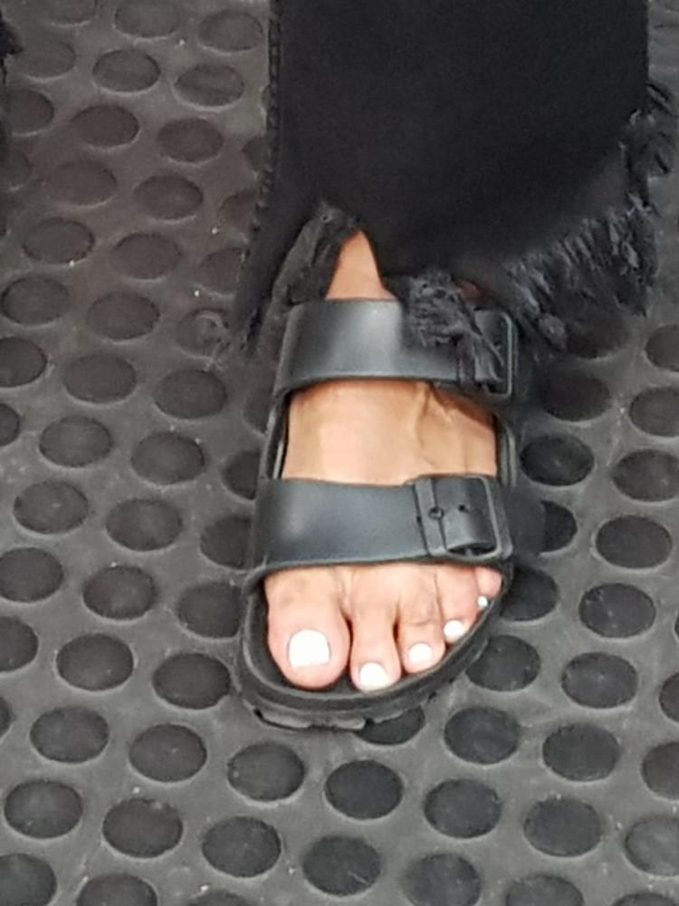 25P Candid caption feet