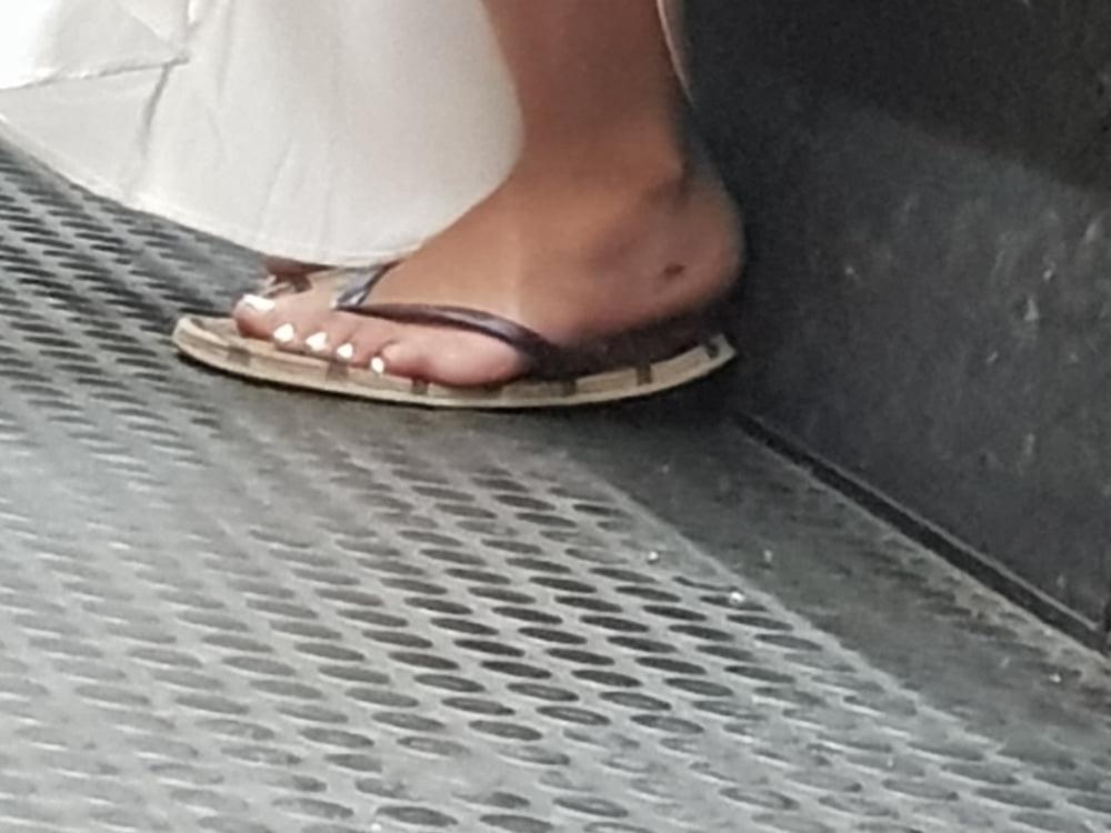 25P Candid caption feet