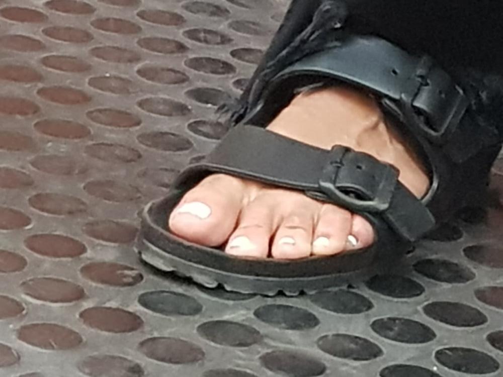 25P Candid caption feet