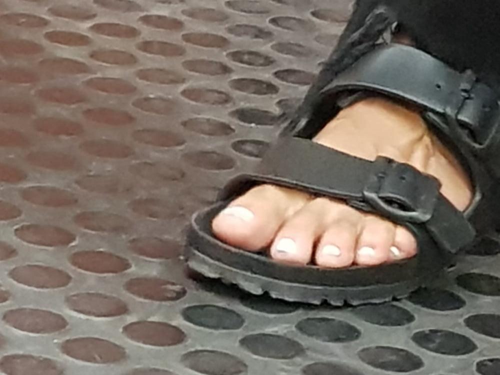 25P Candid caption feet