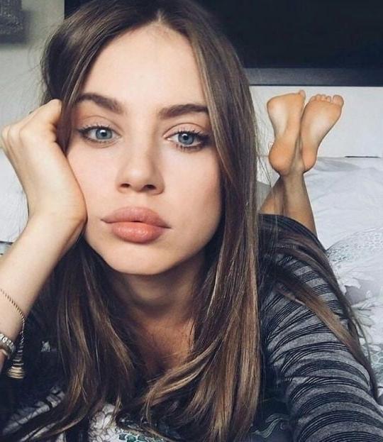 25P Feet in the pose