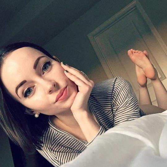 25P Feet in the pose