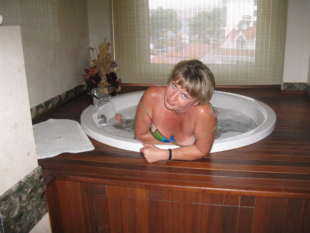 25P Chubby mature amateur