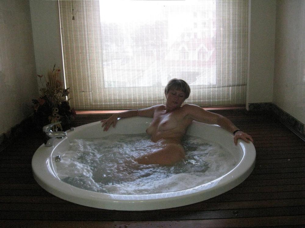 25P Chubby mature amateur