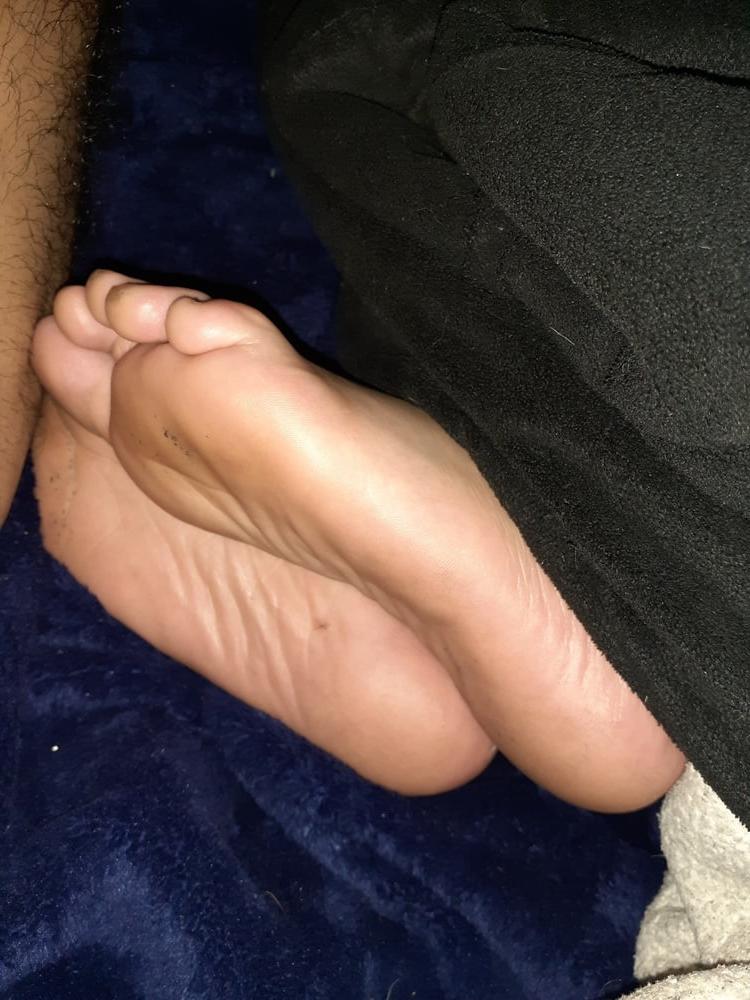 9P Kim's feet