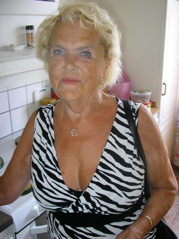 25P SEXY BITCH GRANNY BIG TITTS