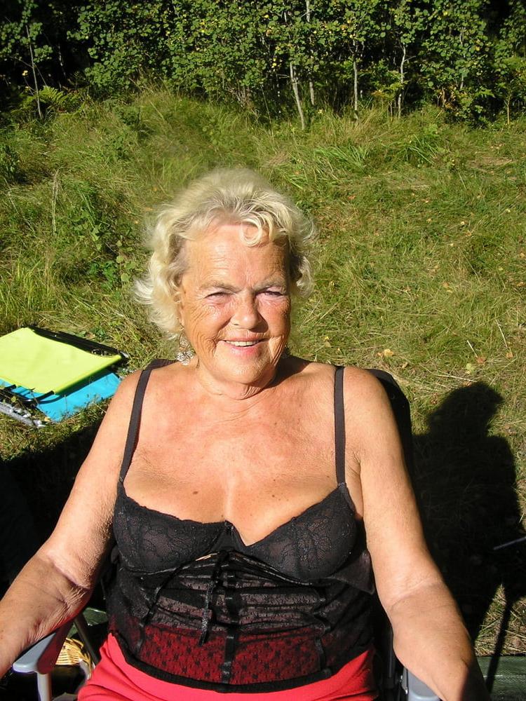 25P SEXY BITCH GRANNY BIG TITTS