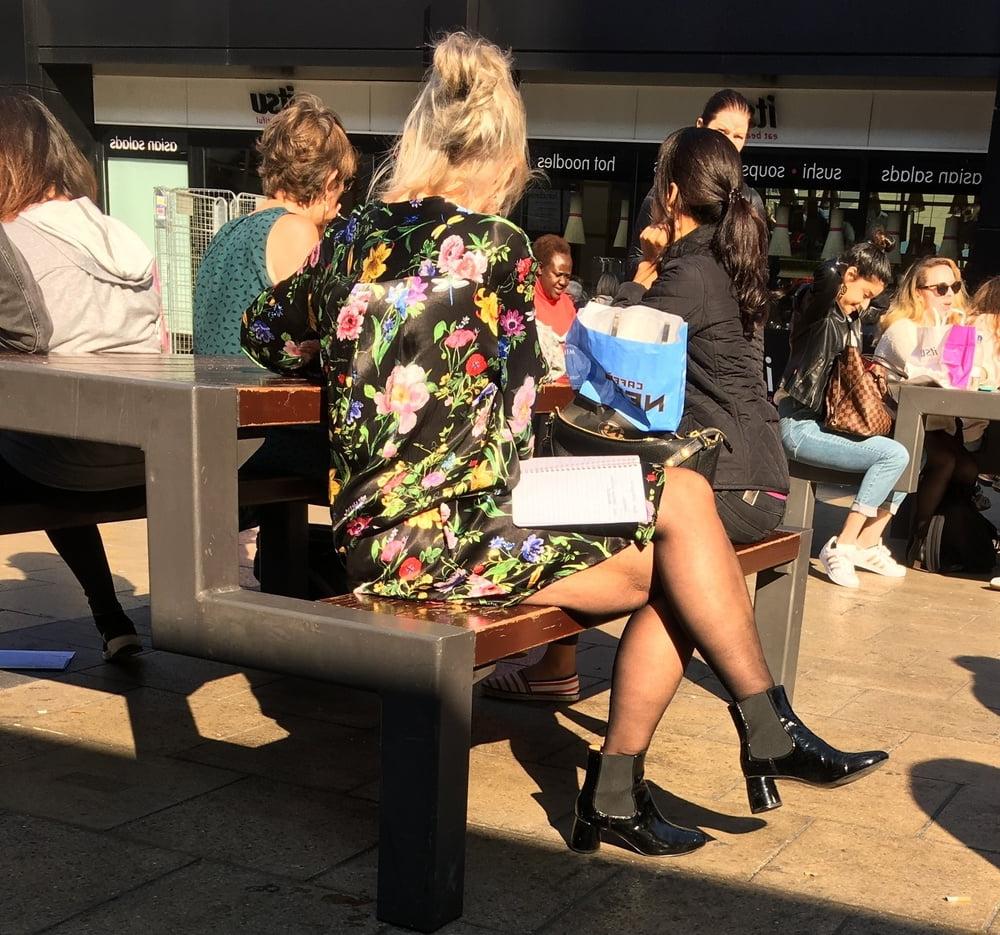 25P Street Pantyhose - Old UK Bitch