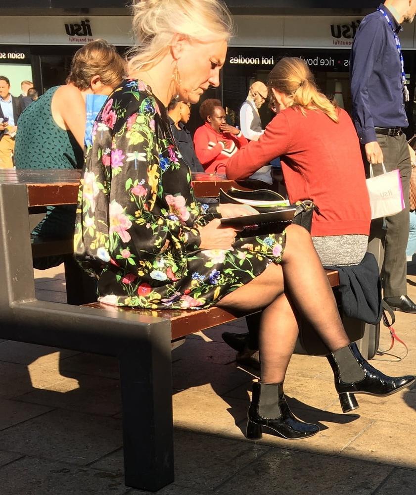 25P Street Pantyhose - Old UK Bitch