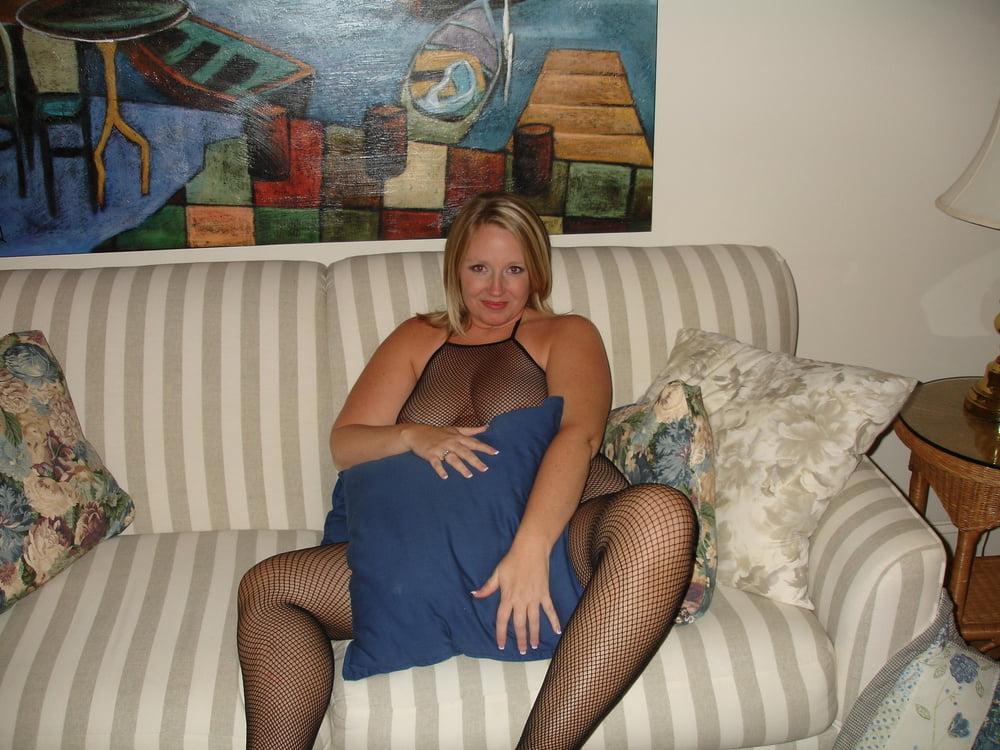 25P Sexy chubby blonde MILF