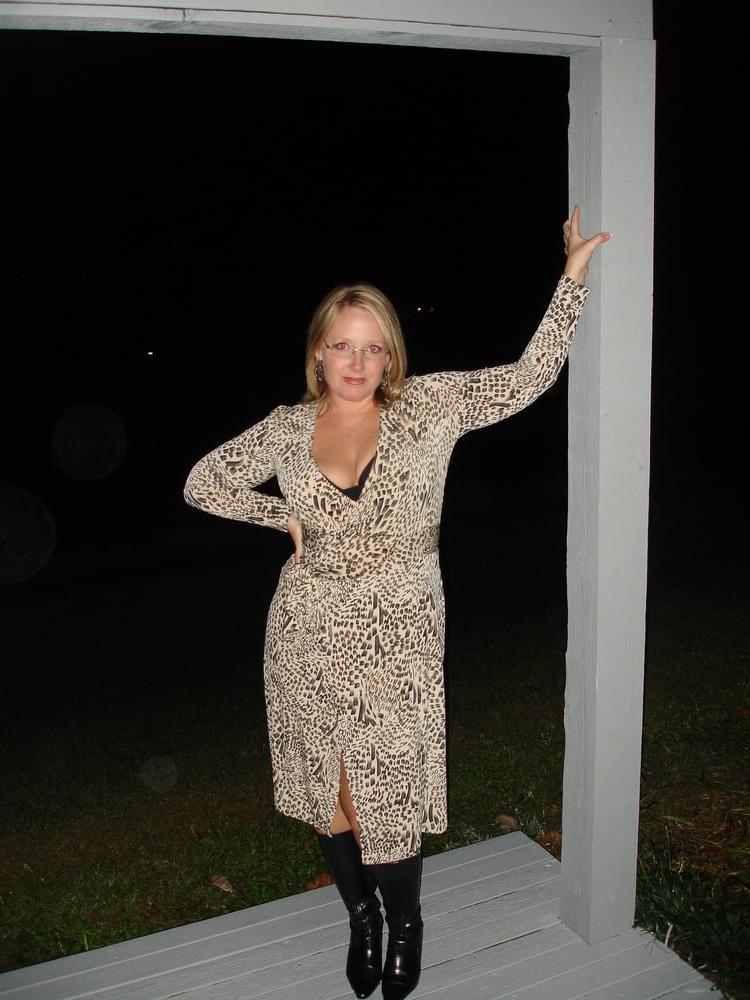 25P Sexy chubby blonde MILF