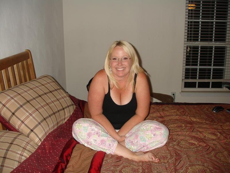 25P Sexy chubby blonde MILF