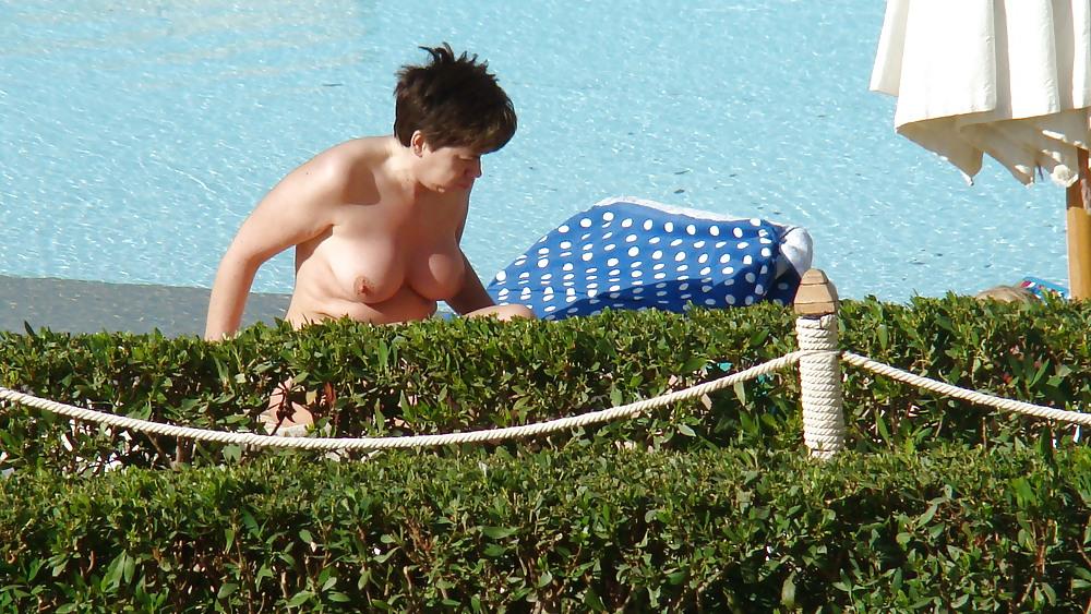 4P Candid topless