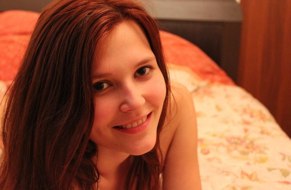 20P Cute Amateur Babe