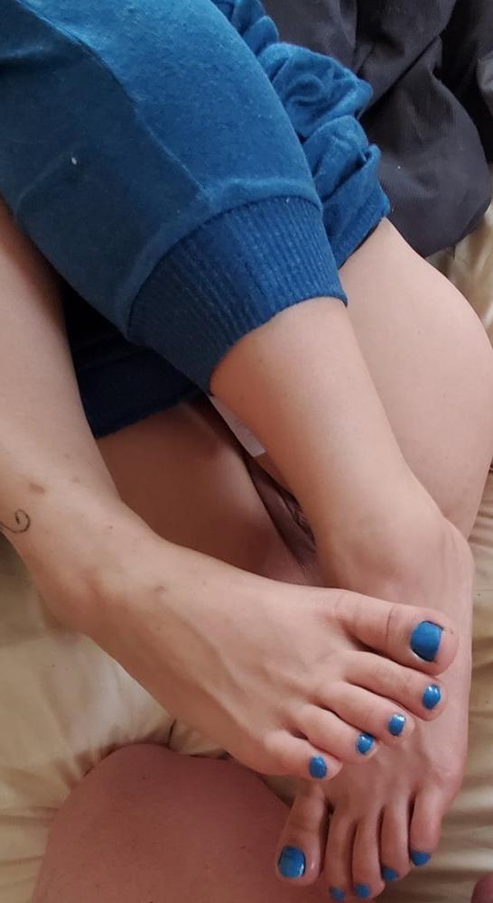 25P Feet n pussy of sexy sluts 2