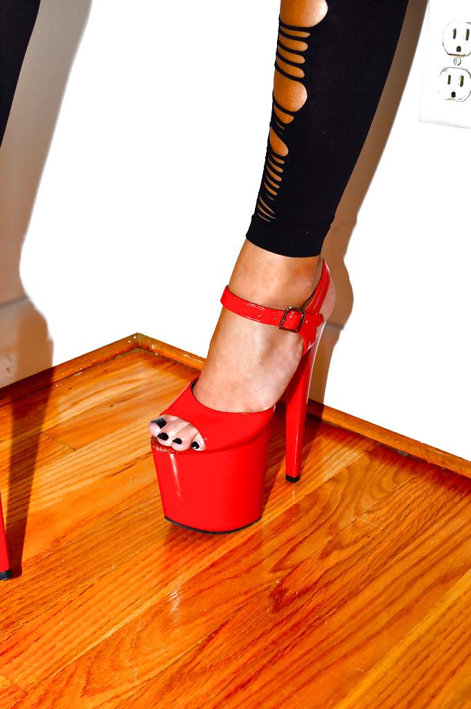 25P Brunette Sexy Feet