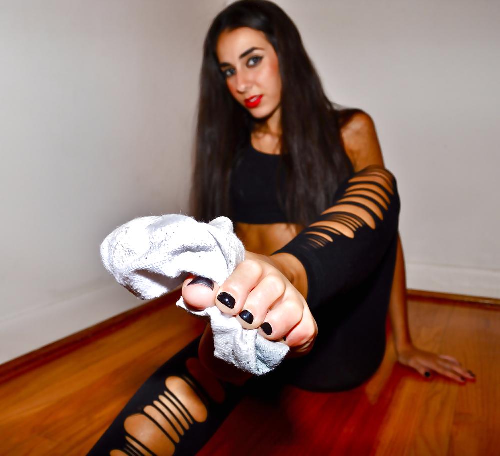 25P Brunette Sexy Feet
