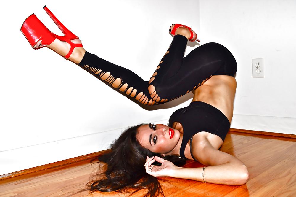 25P Brunette Sexy Feet