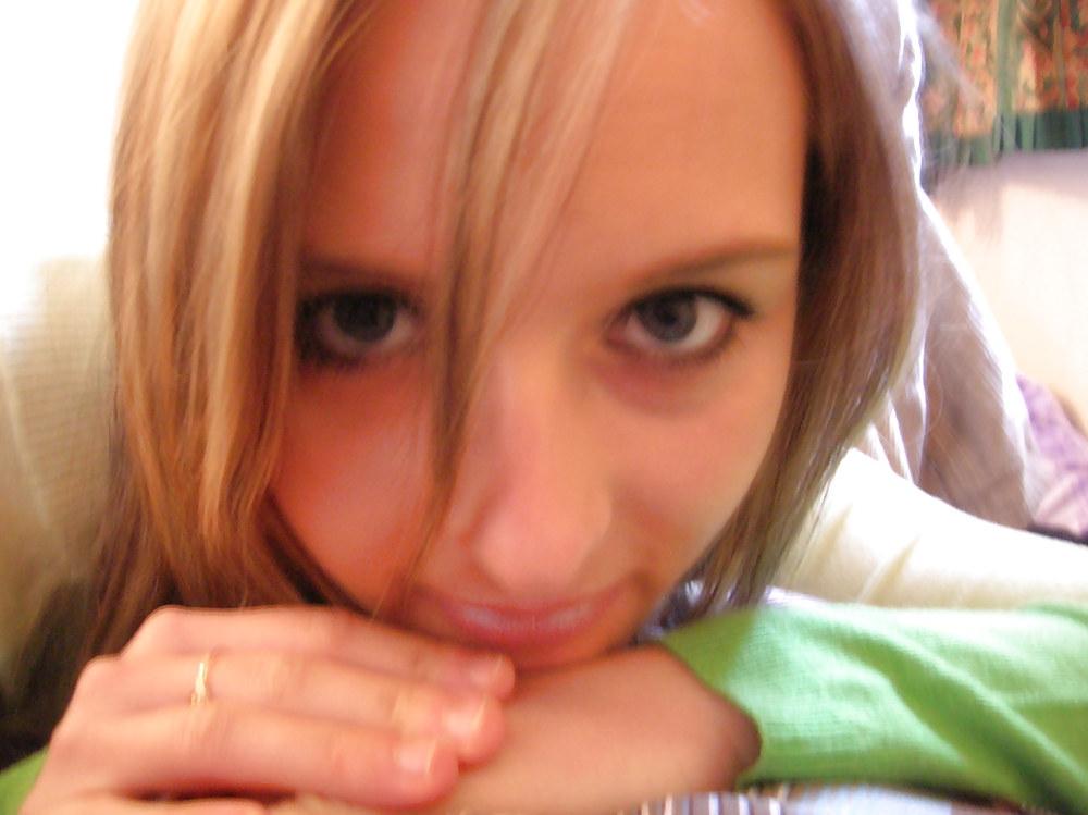 20P Cute blonde girl tits & panties