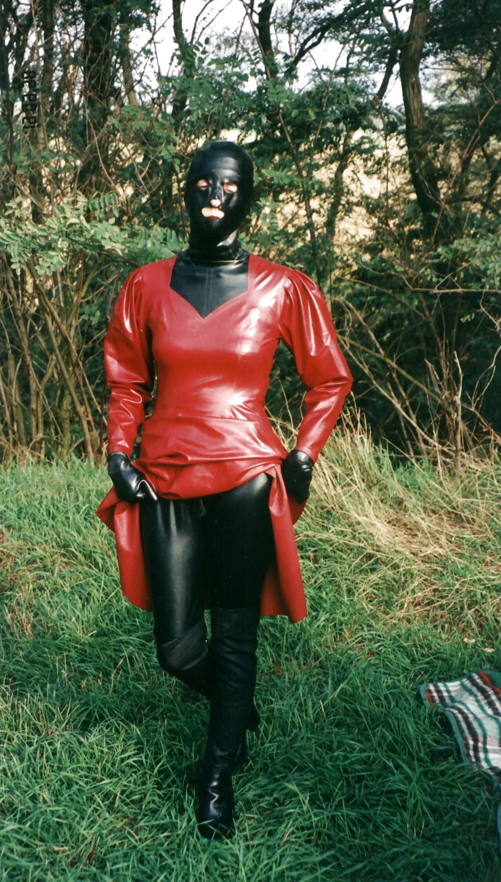 10P Bitch in Latex mit Maske