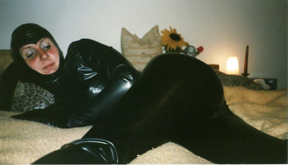10P Bitch in Latex mit Maske