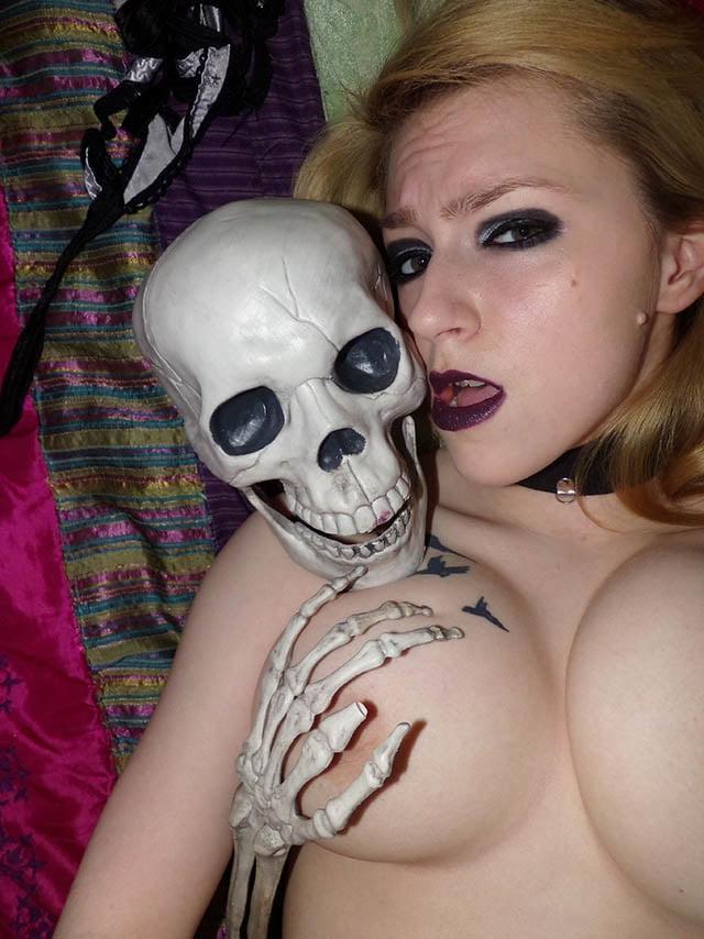 10P British goth girl is ripe for the picking