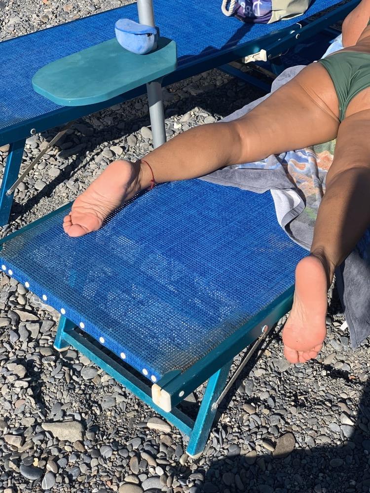 25P Hot Beach feet