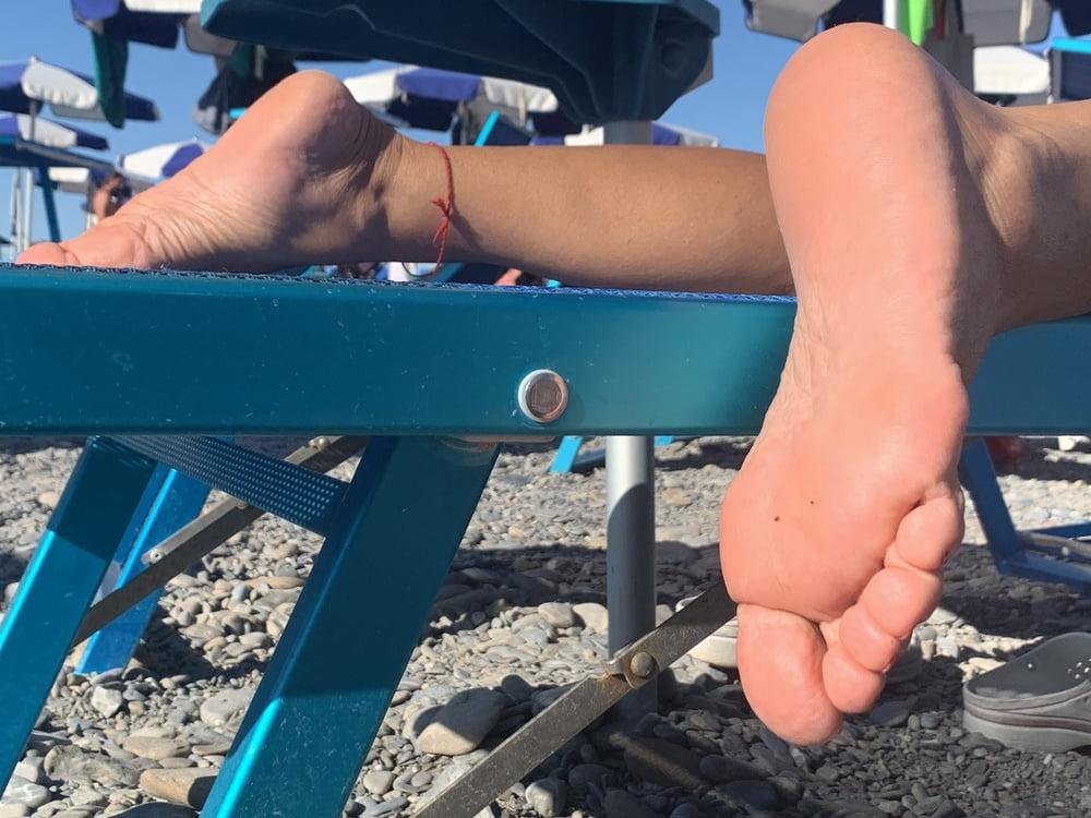25P Hot Beach feet