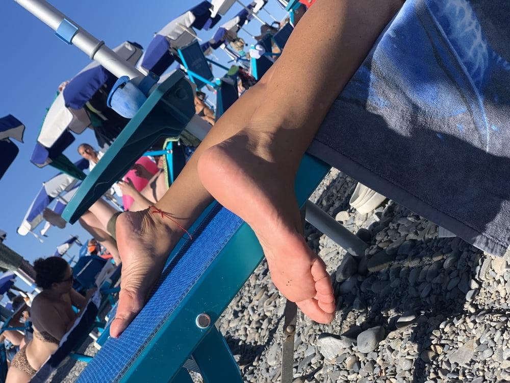25P Hot Beach feet