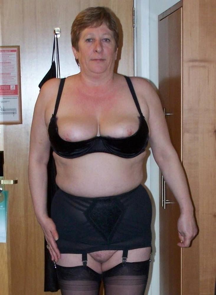 25P British old whore Barbara Anna is a meaty fuckdoll