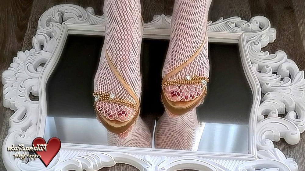 11P Feet in mirror